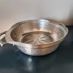 EVERLAST FORGED HAMMERED ALUMINUM  BOWL..1940'S-1950s. Very  pretty.Practivð ft